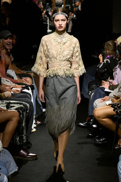 Look 16